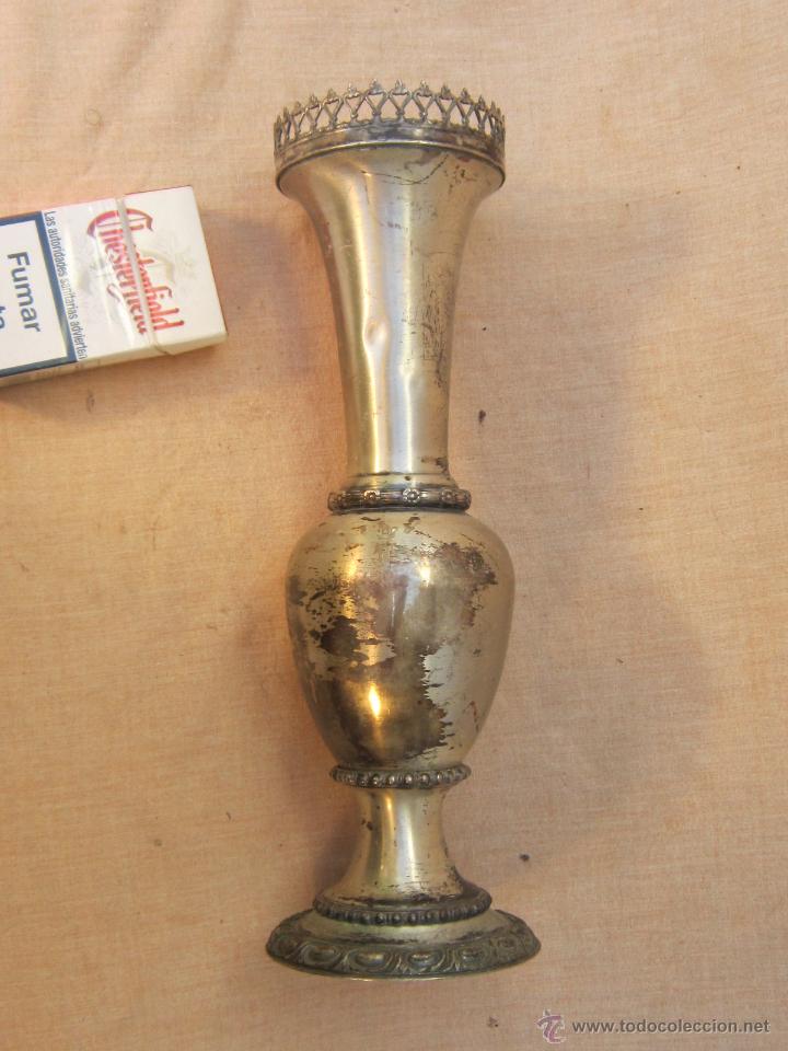 Antig&uuml;edades: FLORERO ANTIGUO EN METAL - Foto 5