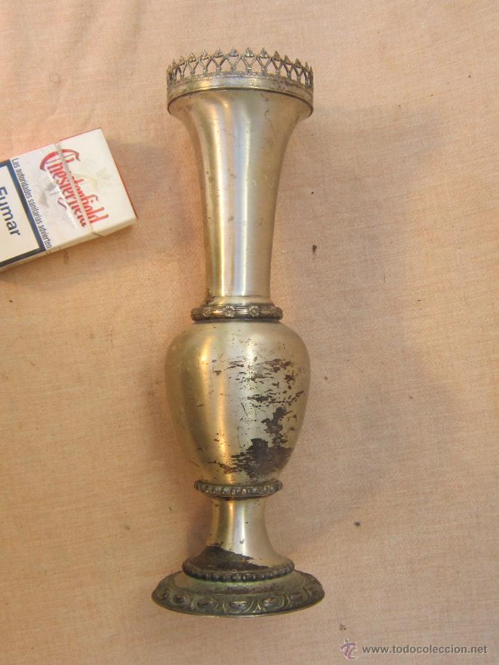 Antig&uuml;edades: FLORERO ANTIGUO EN METAL - Foto 6