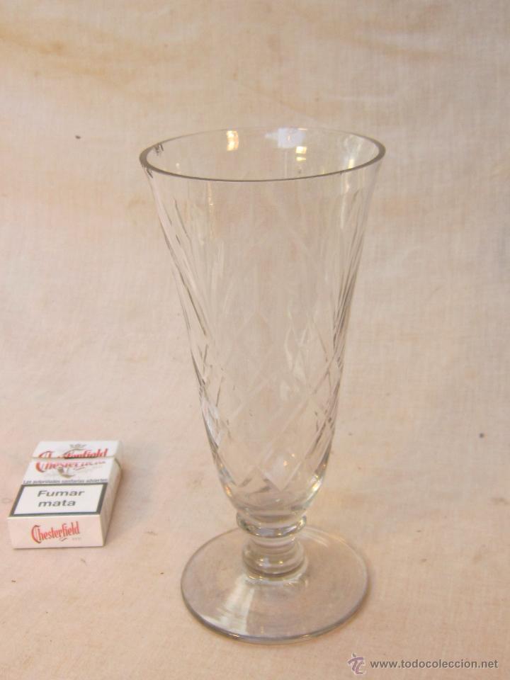 Antiguidades: FLORERO ANTIGUO EN CRISTAL TALLADO