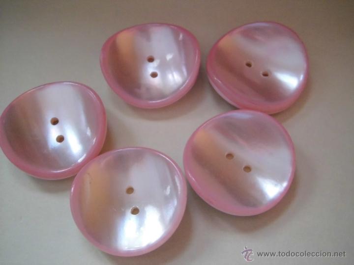 Antig&uuml;edades: 5 BOTONES DE NACAR ROSA - Foto 1