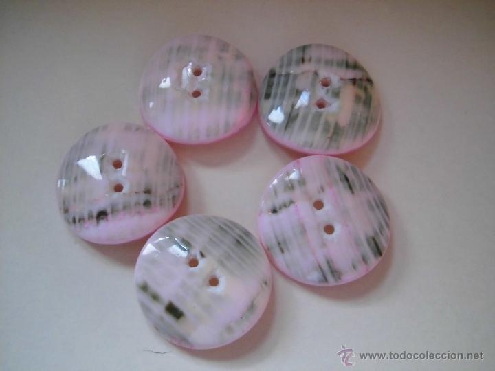Antig&uuml;edades: 5 BOTONES DE NACAR ROSA - Foto 2