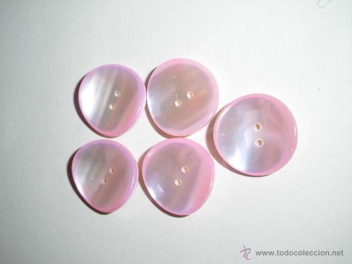 Antig&uuml;edades: 5 BOTONES DE NACAR ROSA - Foto 3