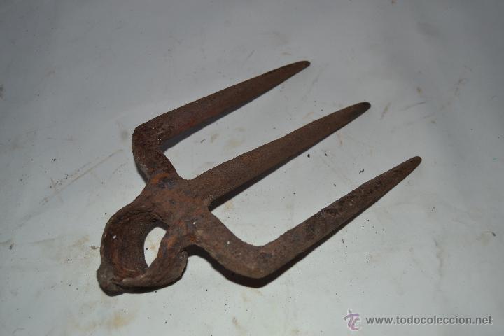 Antig&uuml;edades: Sacho de 3 puntas de hierro - Foto 1