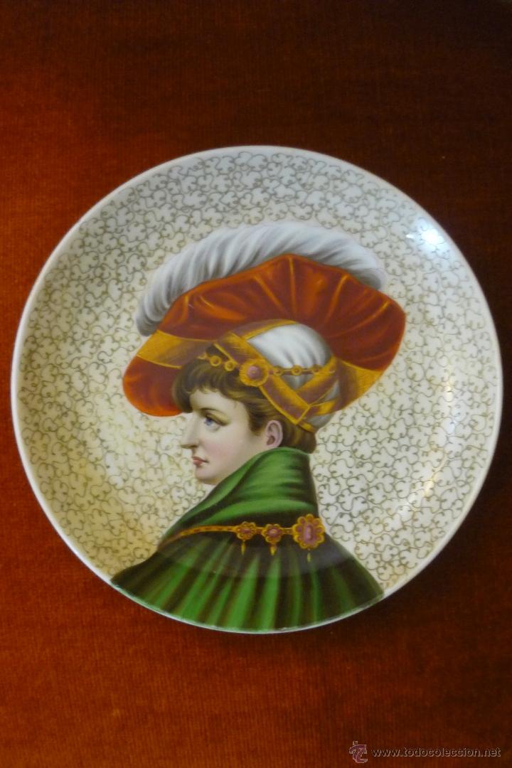 Antig&uuml;edades: Plato pintado representando se&ntilde;ora con sombrero - Foto 1