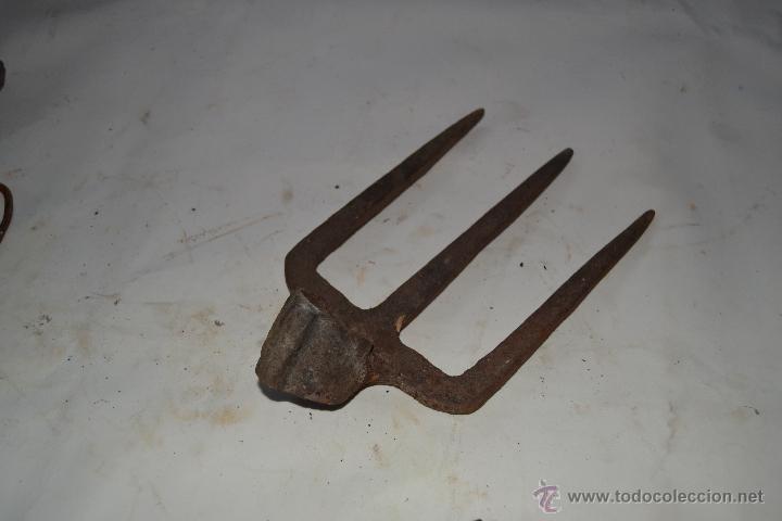 Antig&uuml;edades: Sacho de 3 puntas de hierro - Foto 3