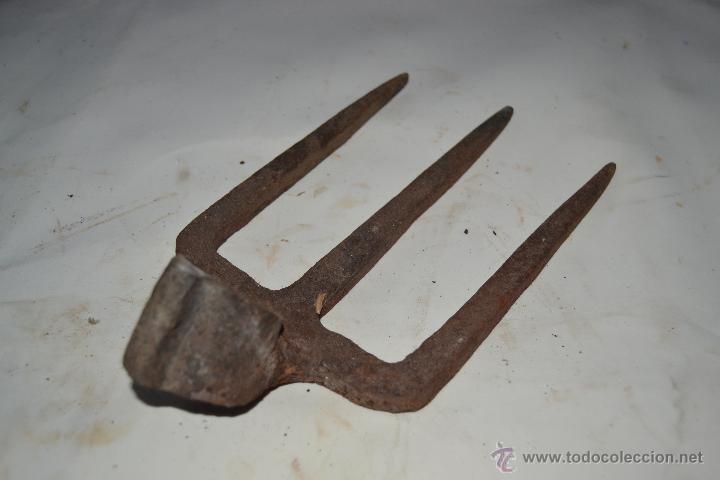 Antig&uuml;edades: Sacho de 3 puntas de hierro - Foto 2