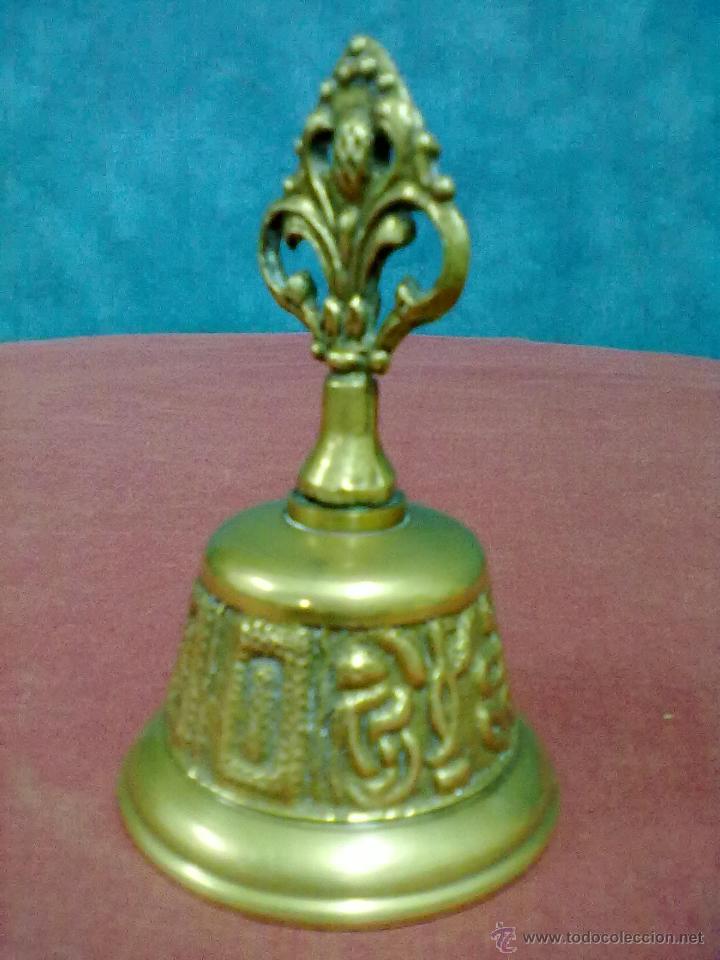 Antig&uuml;edades: CAMPANILLA DE BRONCE CON ESCENAS - Foto 2