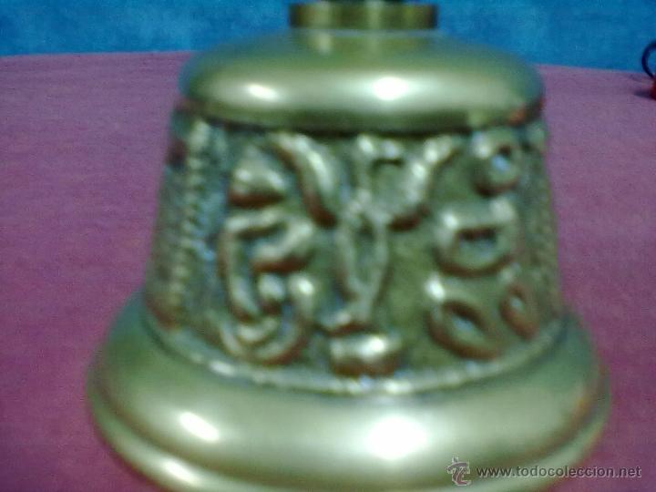 Antig&uuml;edades: CAMPANILLA DE BRONCE CON ESCENAS - Foto 3