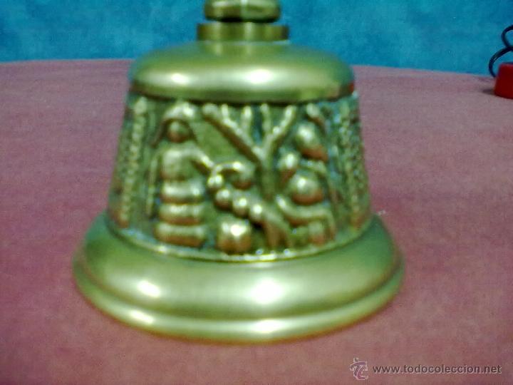Antig&uuml;edades: CAMPANILLA DE BRONCE CON ESCENAS - Foto 4