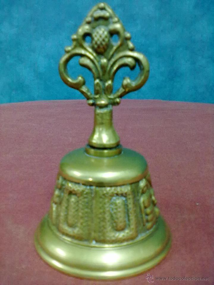 Antig&uuml;edades: CAMPANILLA DE BRONCE CON ESCENAS - Foto 1