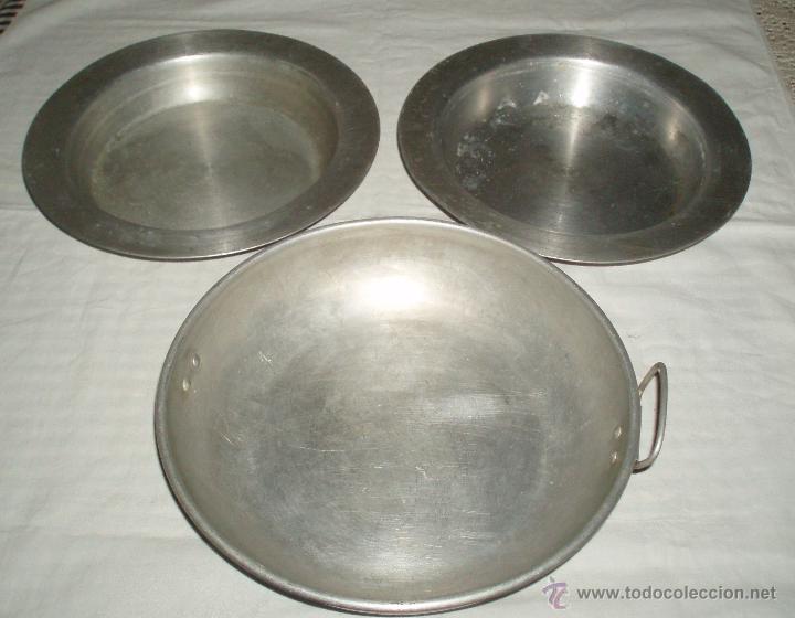 Antig&uuml;edades: dos platos aluminio mas una perola - Foto 1