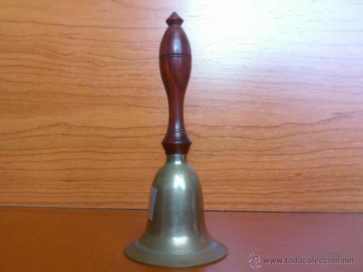 Antig&uuml;edades: Antigua campana de mano en madera y bronce - Foto 1