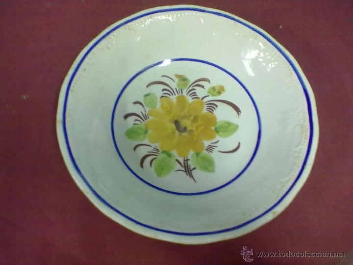 Antig&uuml;edades: PLATO DECORADO EN RELIEVE Y CON FLOR PINTADA MANISES - Foto 1