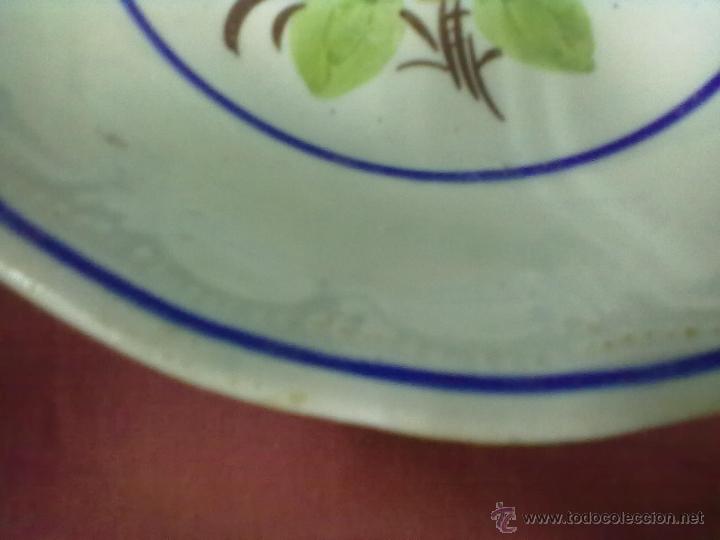 Antig&uuml;edades: PLATO DECORADO EN RELIEVE Y CON FLOR PINTADA MANISES - Foto 2