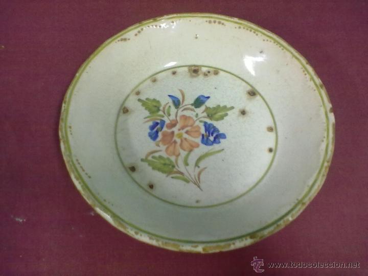 Antig&uuml;edades: PLATO DECORADO EN RELIEVE Y FLOR PINTADA MANISES. - Foto 1