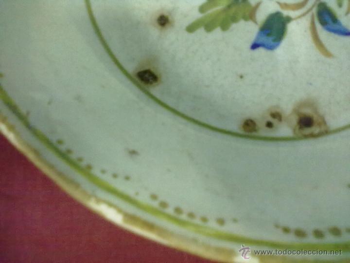 Antig&uuml;edades: PLATO DECORADO EN RELIEVE Y FLOR PINTADA MANISES. - Foto 2