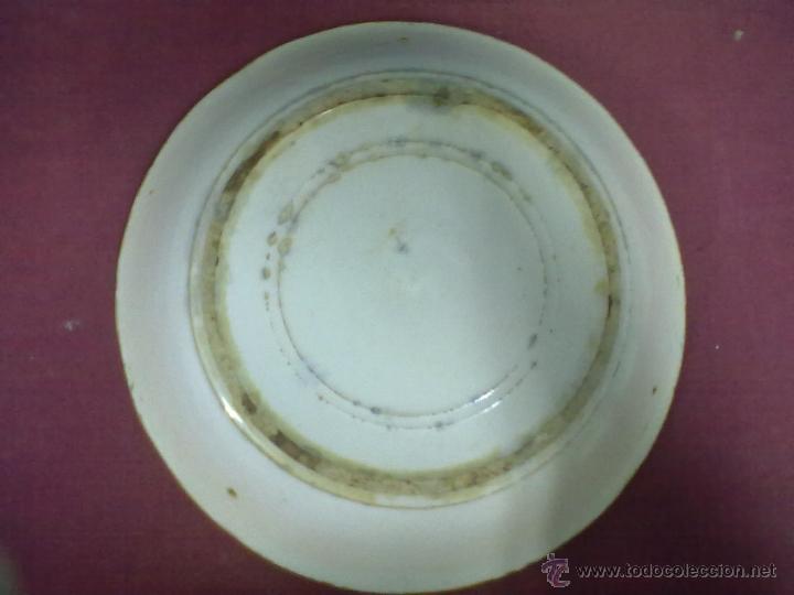 Antig&uuml;edades: PLATO DECORADO EN RELIEVE Y FLOR PINTADA MANISES. - Foto 3