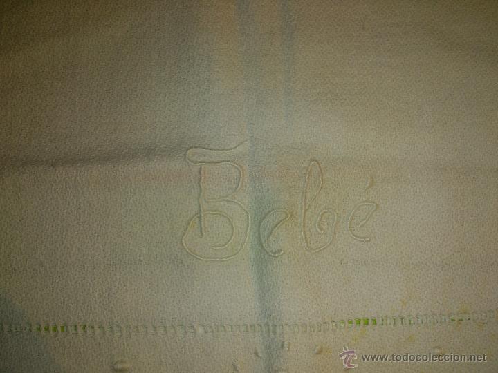 Antig&uuml;edades: SERVILLETA BORDADA PARA BEBE - Foto 1