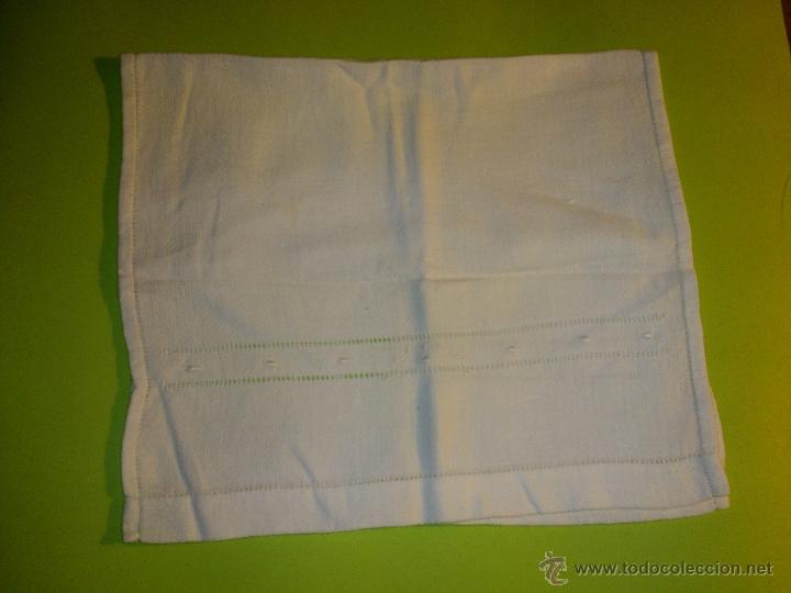 Antig&uuml;edades: SERVILLETA BORDADA PARA BEBE - Foto 2