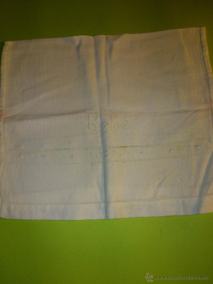 Antig&uuml;edades: SERVILLETA BORDADA PARA BEBE - Foto 3