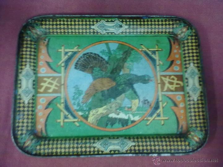 Antig&uuml;edades: BANDEJA CHAPA PAVO SOBRE 1900 - Foto 1