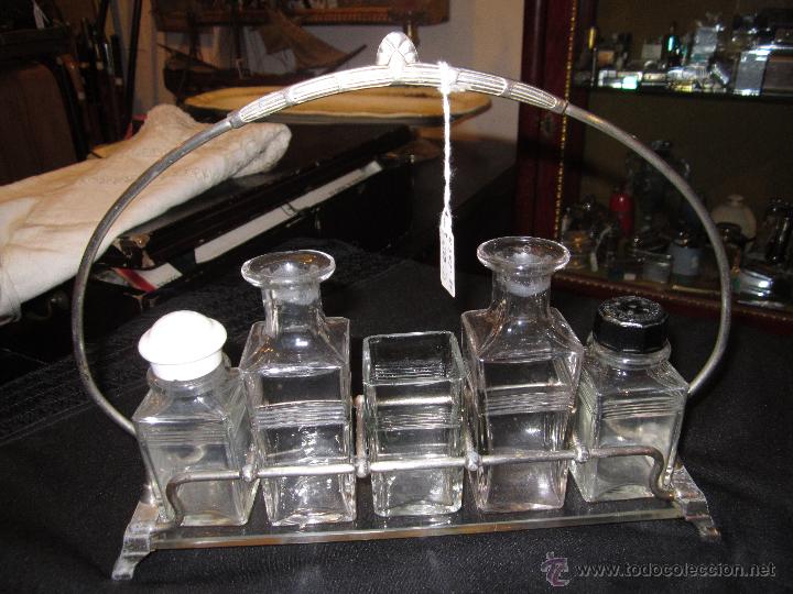 Oggetti Antichi: Antiguo servicio de mesa con vinagrera, aceitera, salero y pimientero. En cristal y metal plateado