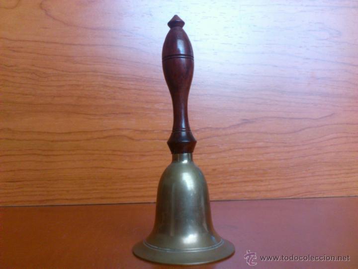 Antig&uuml;edades: Antigua campana de mano en madera y bronce - Foto 2