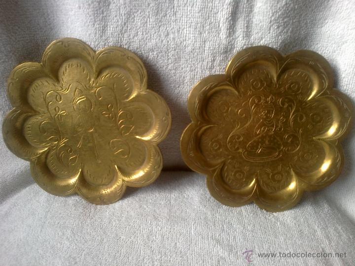 Antig&uuml;edades: DOS ANTIGUAS BANDEJAS DE BRONCE MIDE 15 CMS DE DIAMETRO - Foto 1