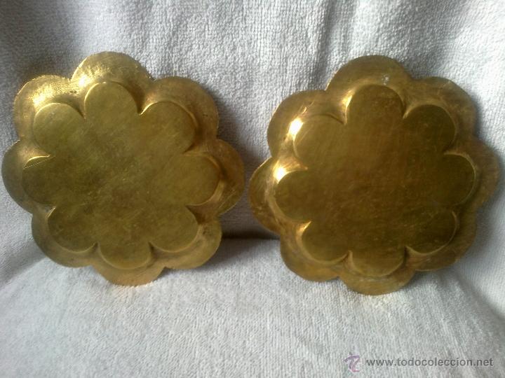 Antig&uuml;edades: DOS ANTIGUAS BANDEJAS DE BRONCE MIDE 15 CMS DE DIAMETRO - Foto 2