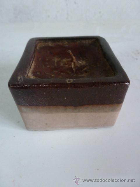 Antig&uuml;edades: Vela de cera roja en recipiente de barro - Foto 1