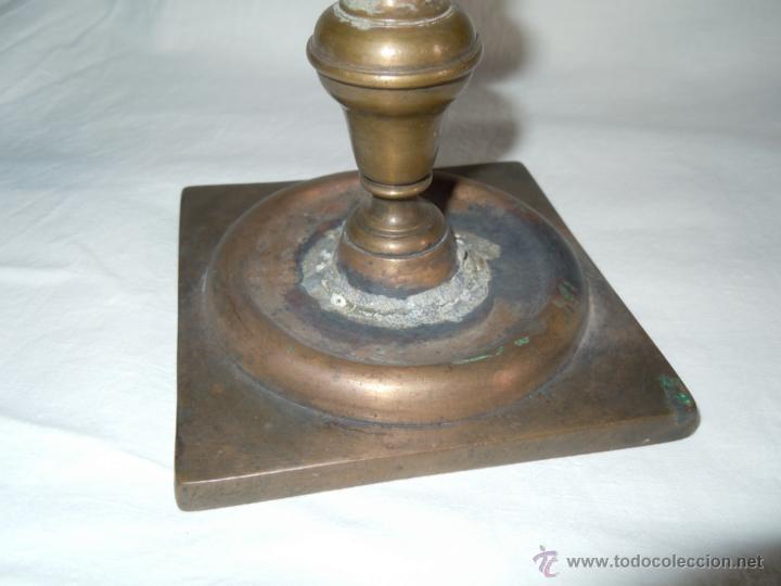 Antig&uuml;edades: CANDELERO ANTIGUO BRONCE - Foto 2