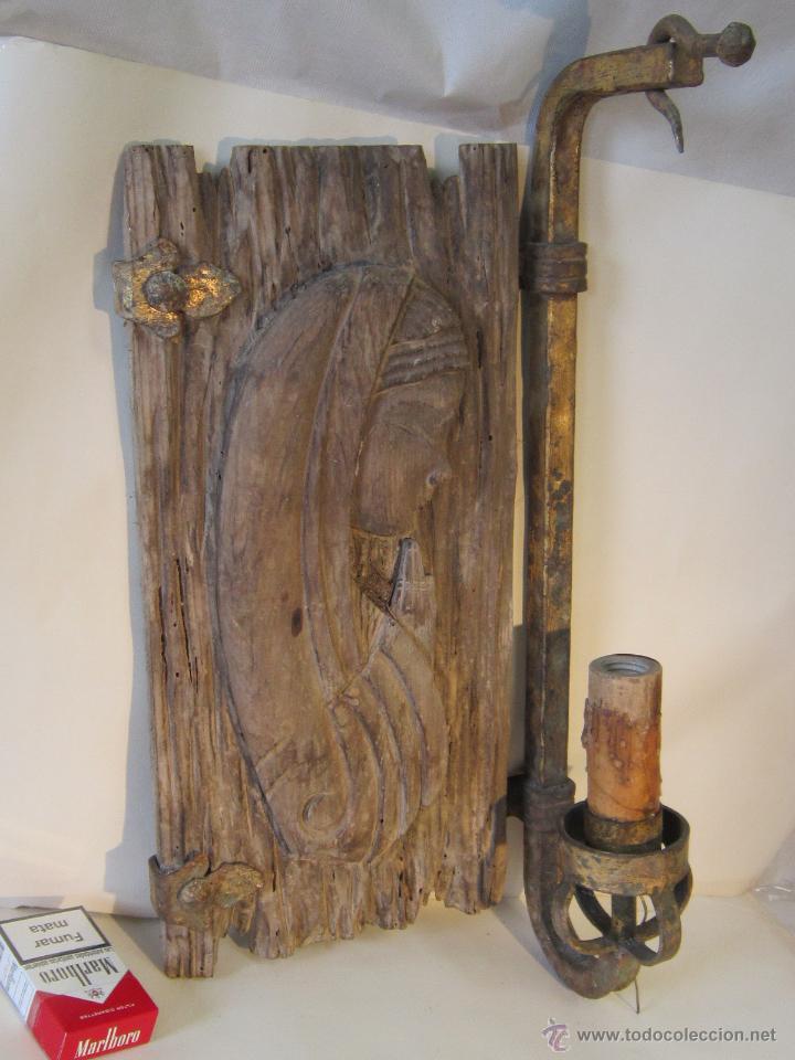 Antig&uuml;edades: APLIQUE EN HIERRO DE FORJA CON TALLA DE MADERA - Foto 1