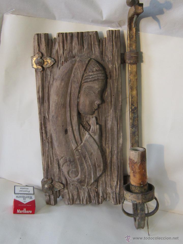 Antig&uuml;edades: APLIQUE EN HIERRO DE FORJA CON TALLA DE MADERA - Foto 2