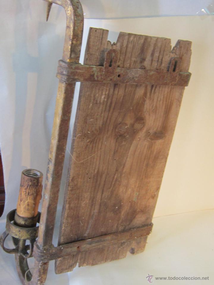 Antig&uuml;edades: APLIQUE EN HIERRO DE FORJA CON TALLA DE MADERA - Foto 4