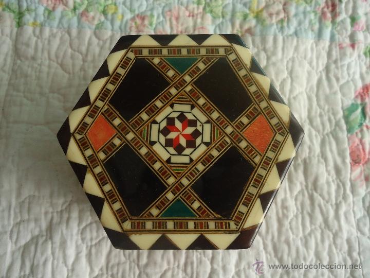 Antig&uuml;edades: CAJA JOYERO MADERA MARQUETERIA TARACEA Y LACADA HEXAGONAL - Foto 3