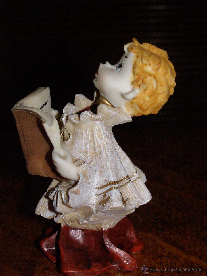Antig&uuml;edades: Figurita ni&ntilde;o cantando en coro - Foto 1