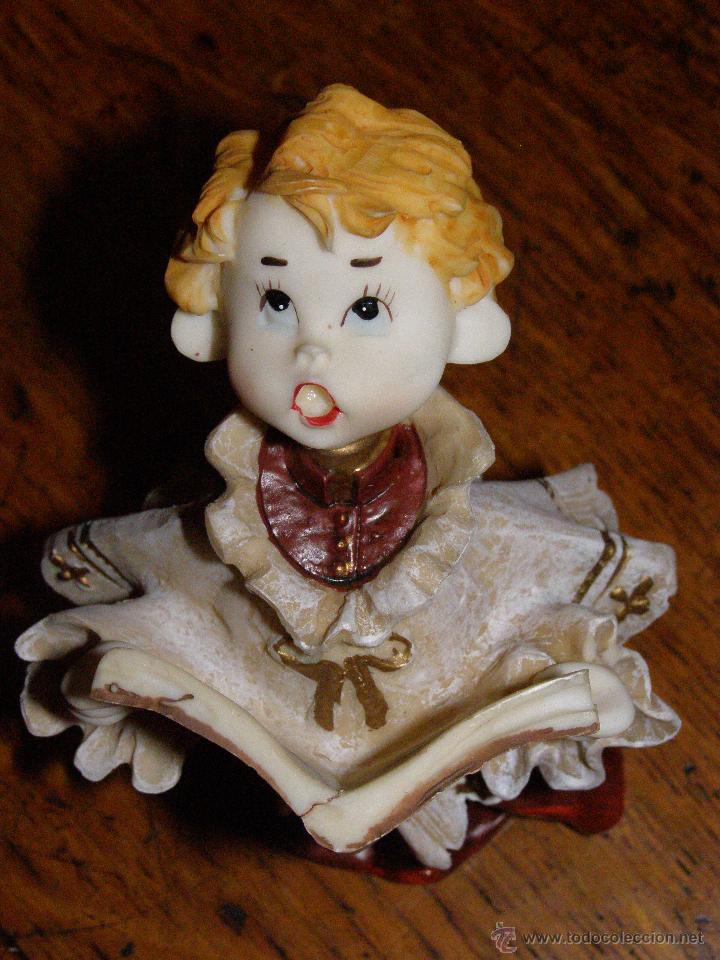 Antig&uuml;edades: Figurita ni&ntilde;o cantando en coro - Foto 3