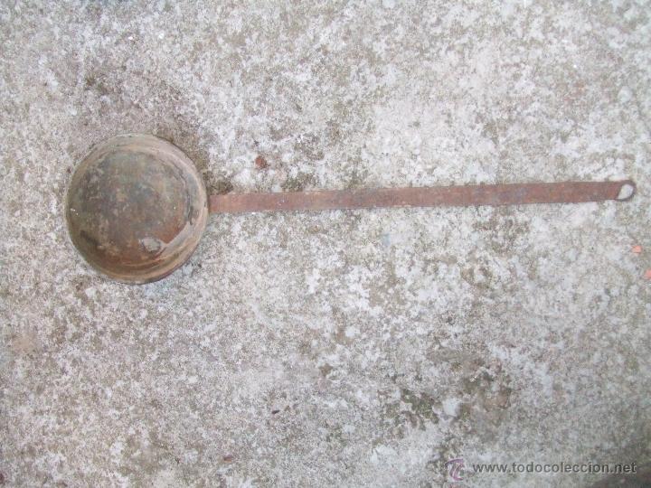 Antig&uuml;edades: CAZO LARGO ANTIGUO DE COBRE