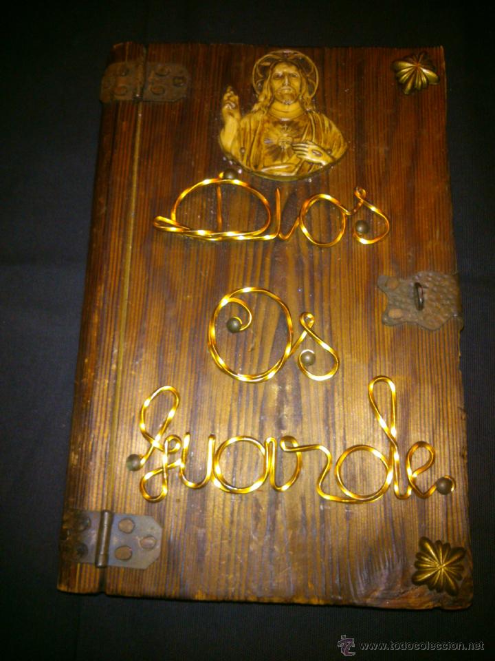 Antig&uuml;edades: TABLA EN MADERA IMITANDO LIBRO DIOS OS GUARDE.DISTINTOS MATERIALES. - Foto 1
