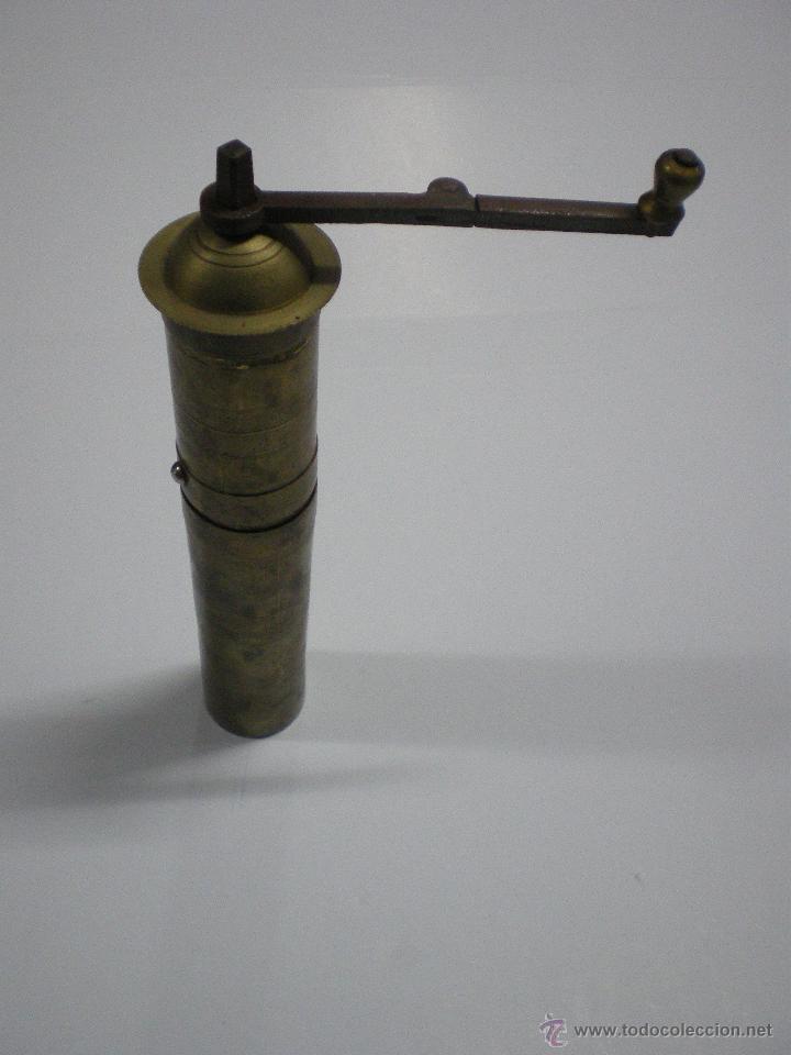 Antiguo molinillo de cafe port&aacute;til estilo turco