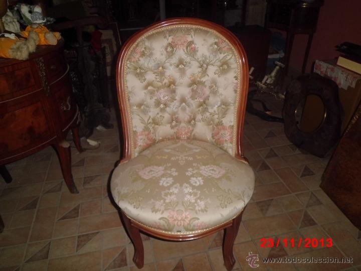 Antig&uuml;edades: SILLON DE MADERA TAPIZADO EN CAPITON&Eacute; - Foto 1