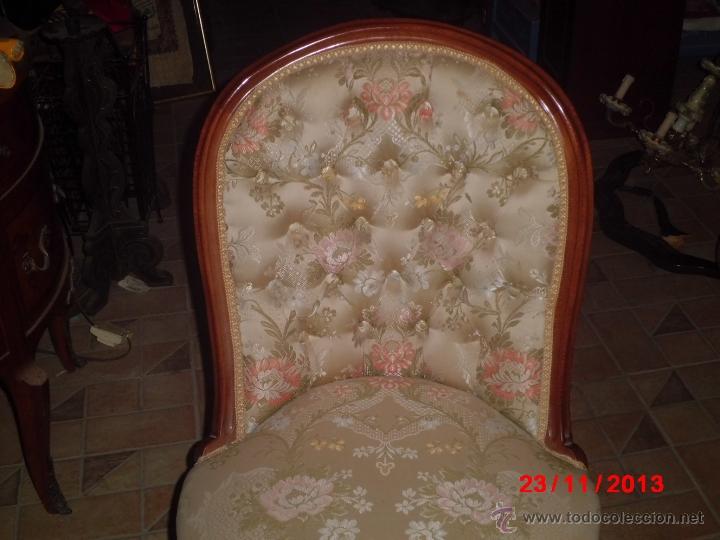 Antig&uuml;edades: SILLON DE MADERA TAPIZADO EN CAPITON&Eacute; - Foto 2