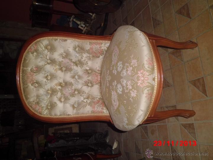 Antig&uuml;edades: SILLON DE MADERA TAPIZADO EN CAPITON&Eacute; - Foto 4