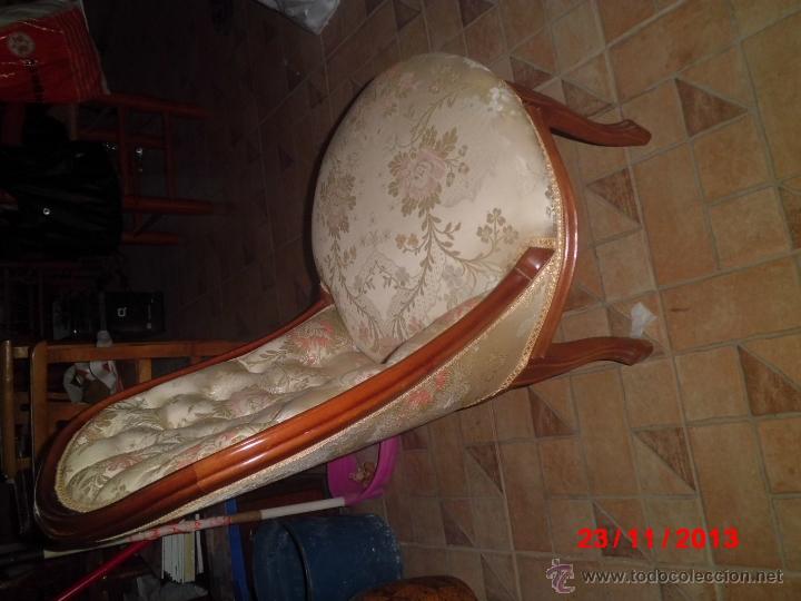 Antig&uuml;edades: SILLON DE MADERA TAPIZADO EN CAPITON&Eacute; - Foto 6