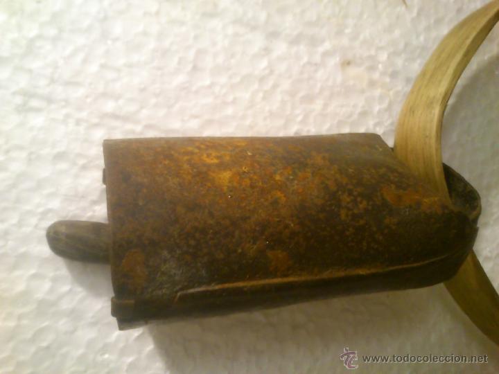 Antig&uuml;edades: ANTIGUO CENCERRO CON COLLAR DE MADERA - Foto 2