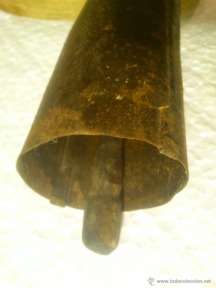 Antig&uuml;edades: ANTIGUO CENCERRO CON COLLAR DE MADERA - Foto 3