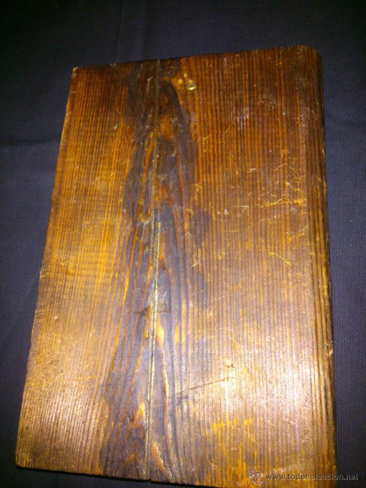 Antig&uuml;edades: TABLA EN MADERA IMITANDO LIBRO DIOS OS GUARDE.DISTINTOS MATERIALES. - Foto 4