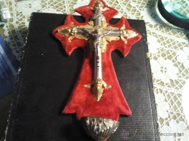 Antig&uuml;edades: Cruz de pared de 24 cms. con benditera. - Foto 1
