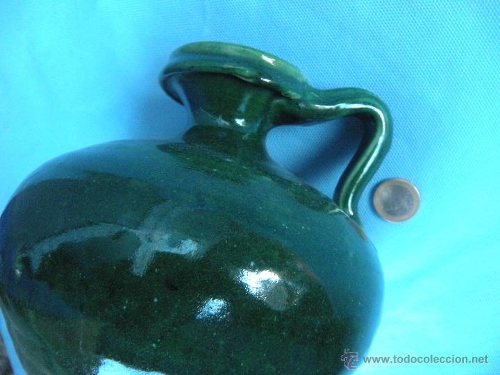 Antig&uuml;edades: ACEITERA BOTELLA DE BARRO ESMALTADO EN VERDE - Foto 3