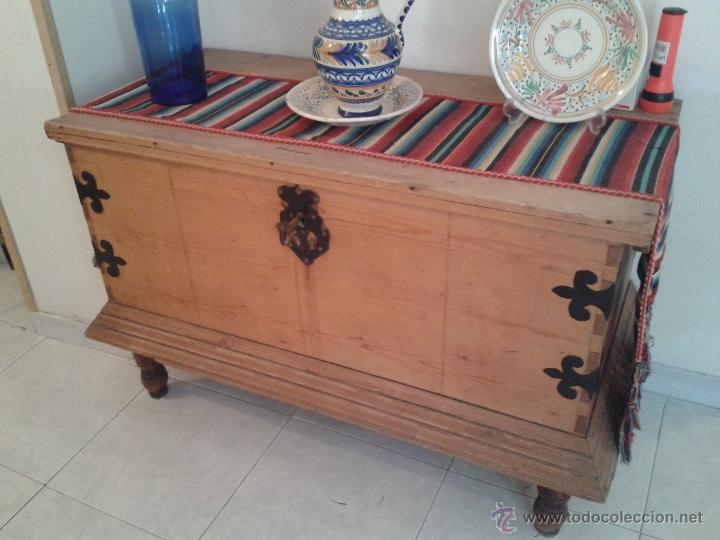 Antig&uuml;edades: arca de madera antigua con llave - Foto 1